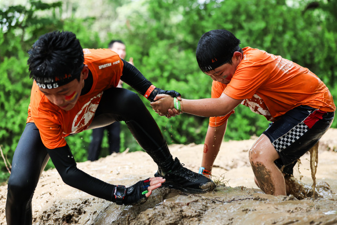 那些队员在那场激烈的比赛之后感到精疲力尽英文